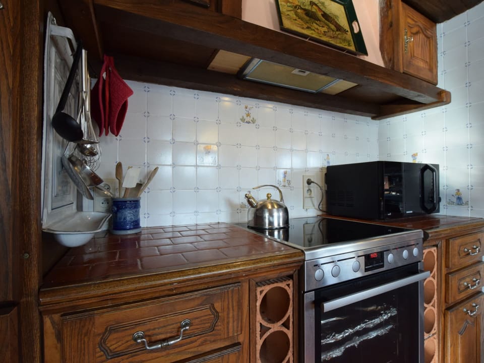 House | Private kitchen | Stovetop, toaster, highchair