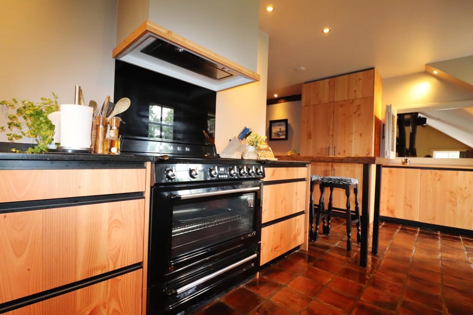 Villa | Private kitchen | Oven, highchair