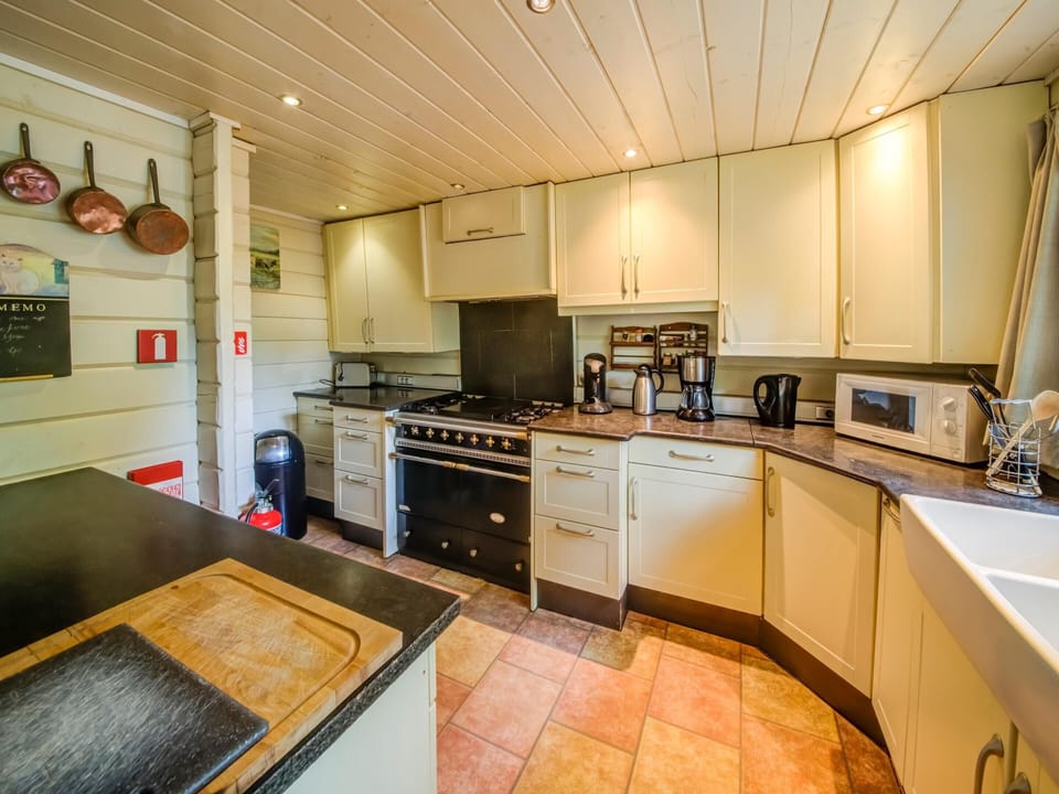 House | Private kitchen | Fridge, stovetop, highchair