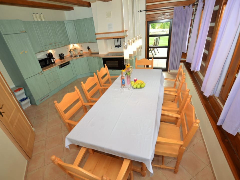 Villa | Private kitchen | Stovetop, highchair
