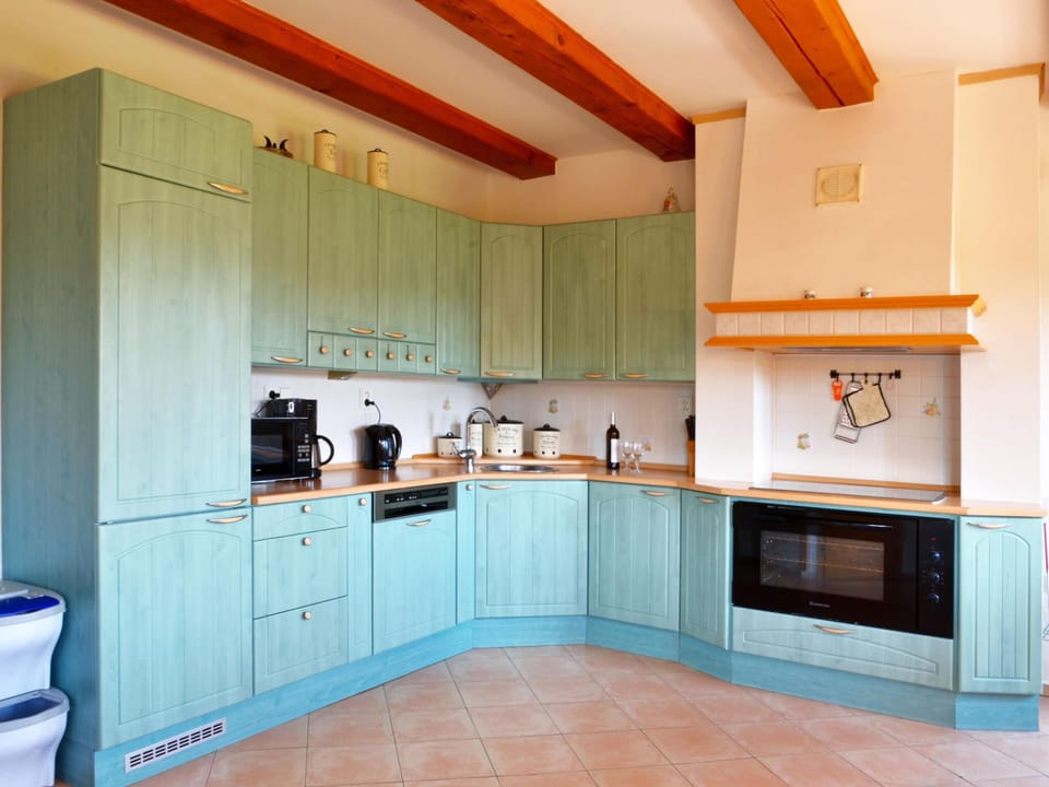 Villa | Private kitchen | Stovetop, highchair