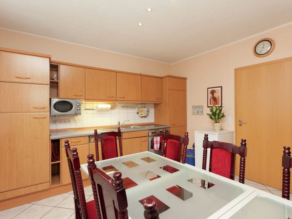 House | Private kitchen | Microwave, stovetop, dishwasher, highchair