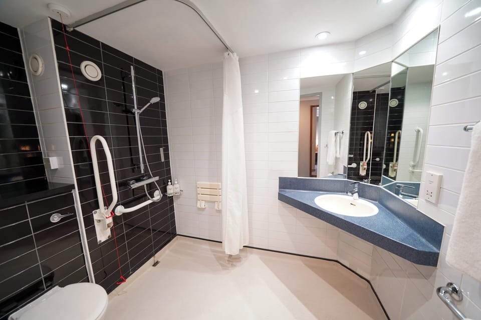 Room, 1 Double Bed, Accessible (Free Hot Breakfast) | Bathroom | Shower, hair dryer, towels