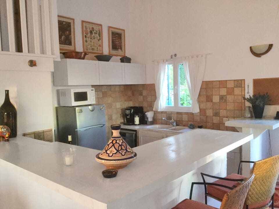 Villa | Private kitchen | Stovetop, highchair