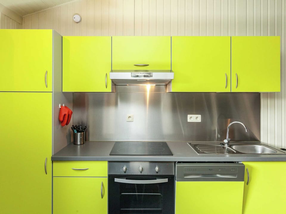 Bungalow | Private kitchen | Coffee/tea maker, highchair