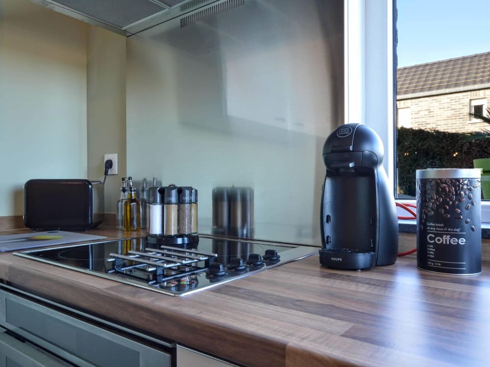 Cottage | Private kitchen | Coffee/tea maker, highchair