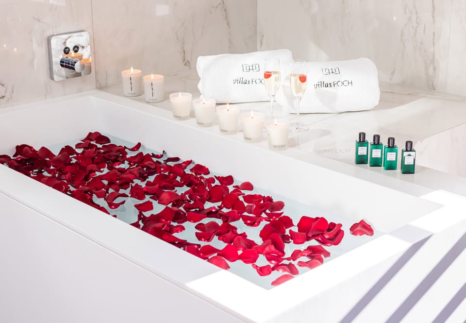 L'Atelier | Bathroom | Hair dryer, bathrobes, slippers, towels