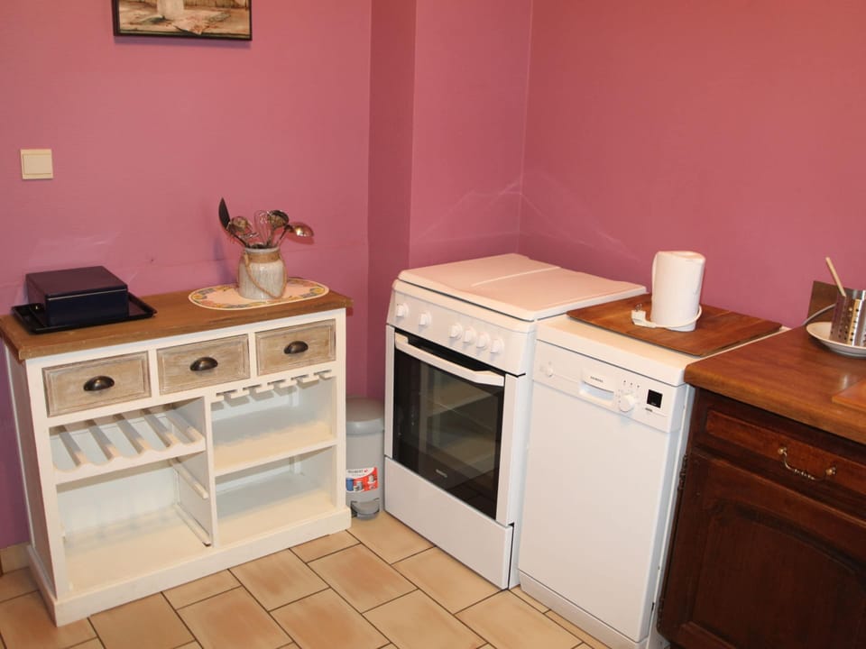 House | Private kitchen | Microwave, stovetop, dishwasher