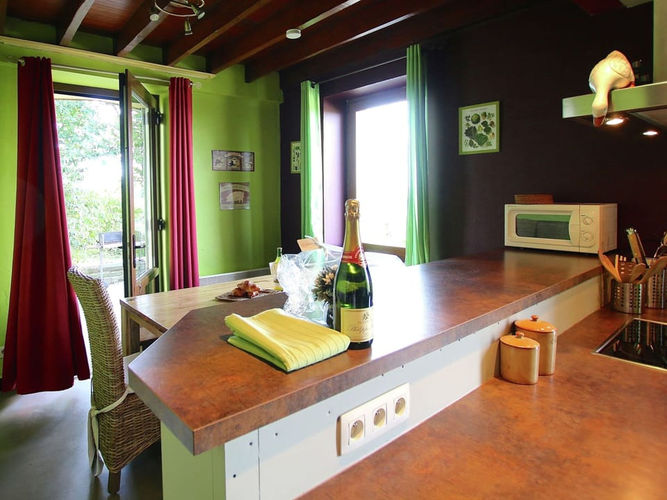 Fridge, stovetop, highchair