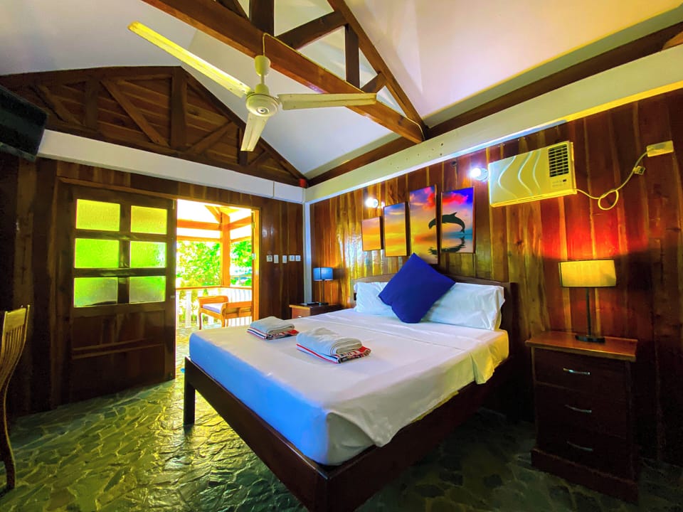 Seaview King Cottage | Egyptian cotton sheets, premium bedding, in-room safe, blackout drapes