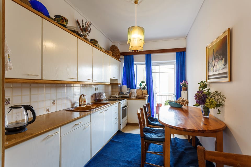 Apartment | Private kitchen | Full-size fridge, oven, stovetop, coffee/tea maker