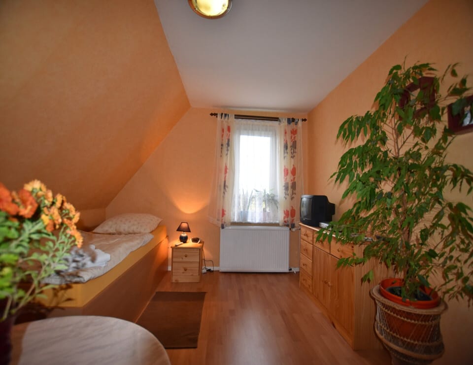 House | 1 bedroom, individually furnished, bed sheets