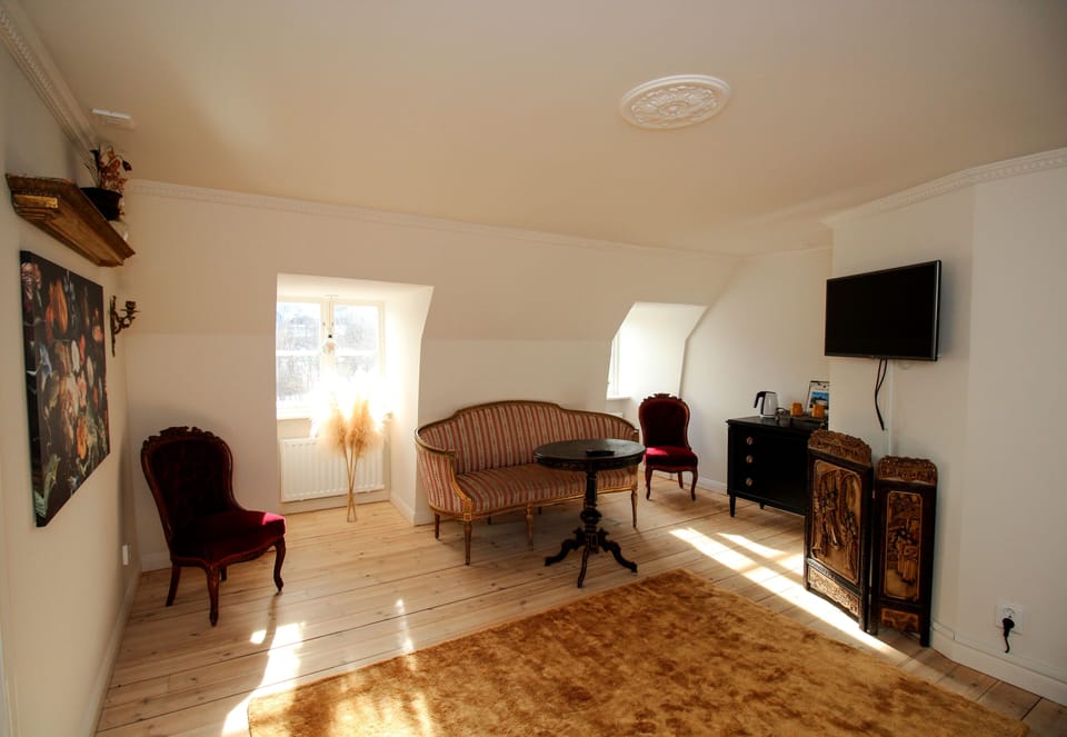 Premium Suite | Individually decorated, individually furnished, desk, blackout drapes