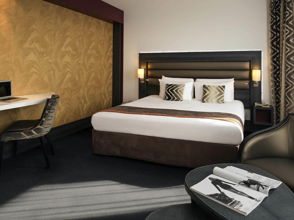 Superior Suite, 1 King Bed | In-room safe, desk, soundproofing, iron/ironing board