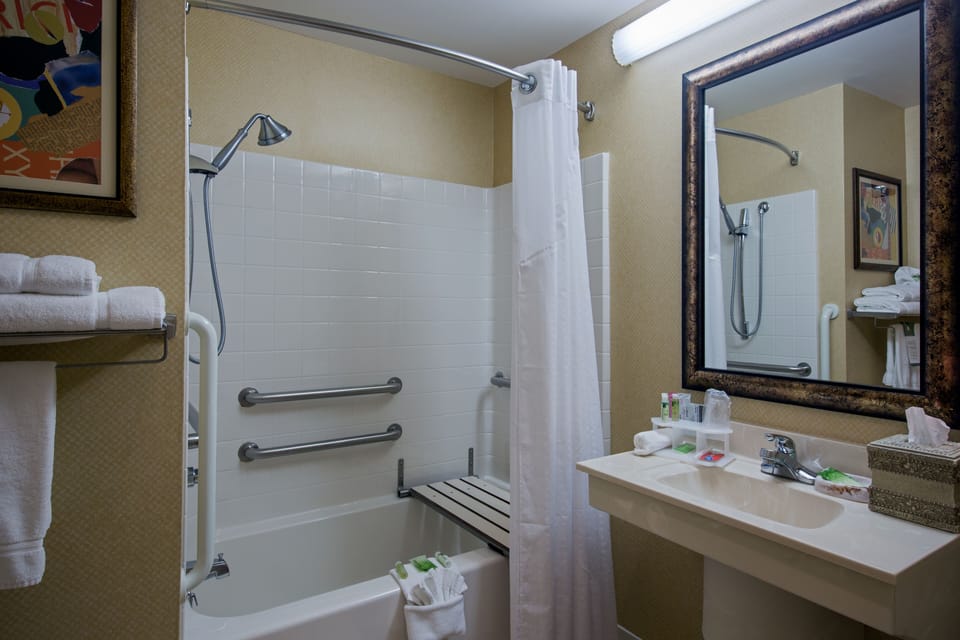 Combined shower/tub, free toiletries, hair dryer, towels
