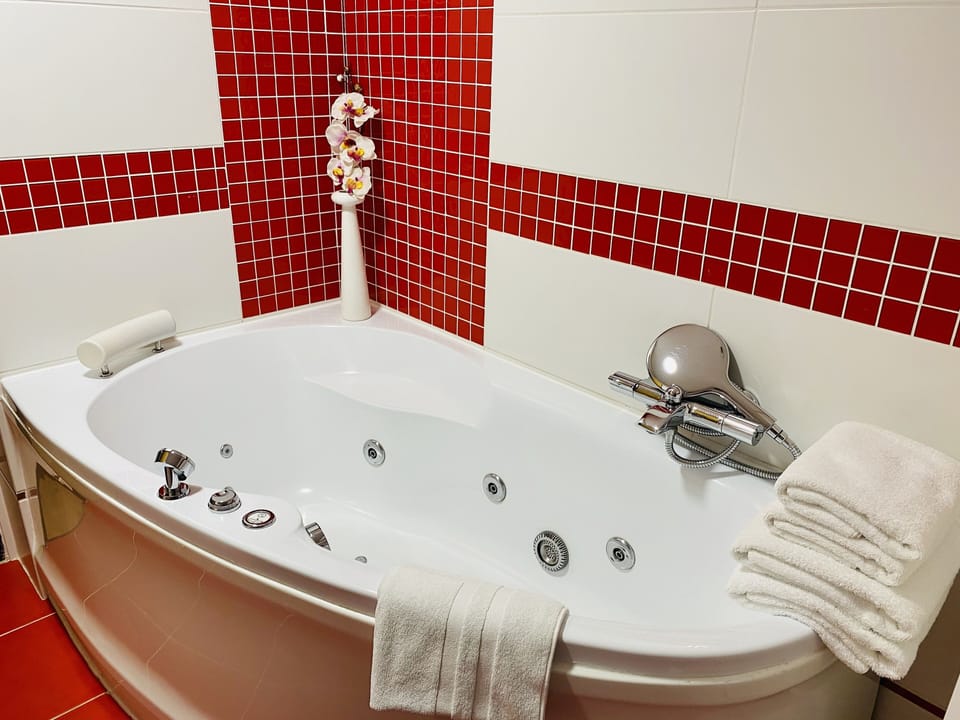 Double Room, 1 King Bed | Bathroom | Free toiletries, hair dryer, towels, soap
