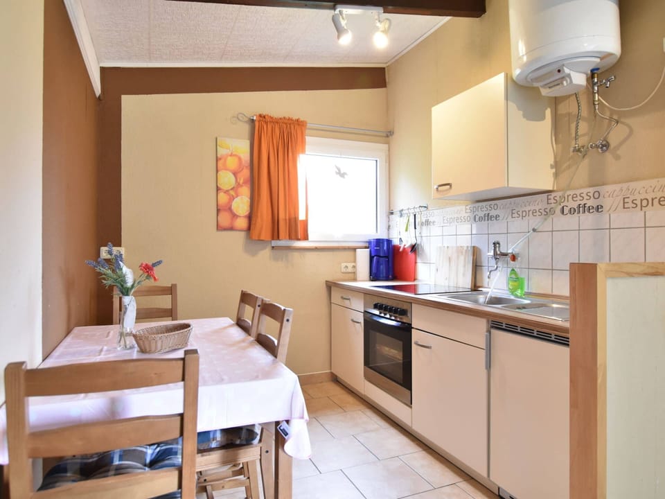 Bungalow | Private kitchen | Stovetop, electric kettle, toaster, highchair