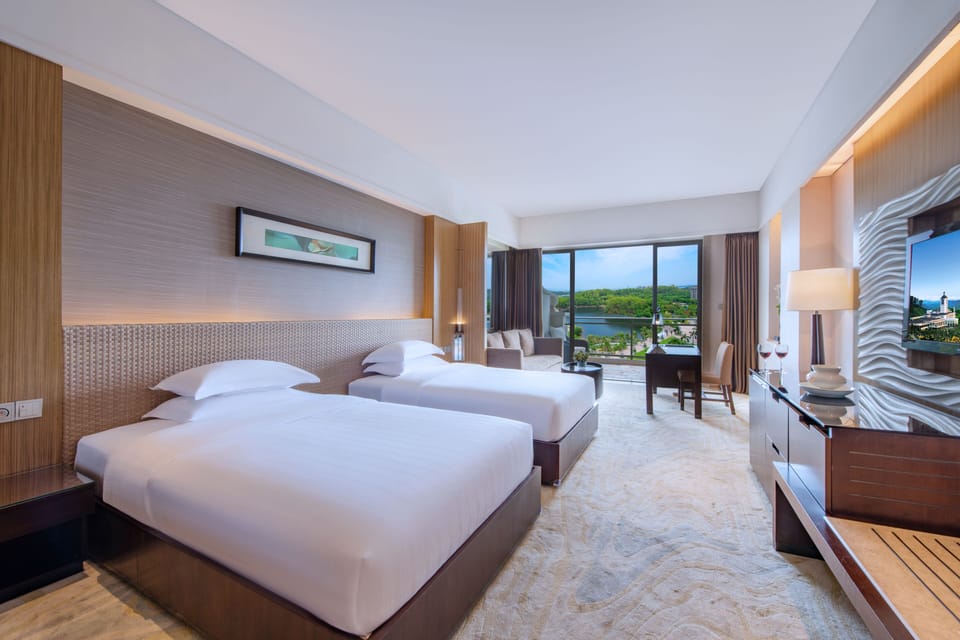 Grande Executive Room Lakeview T | In-room safe, desk, laptop workspace, blackout drapes