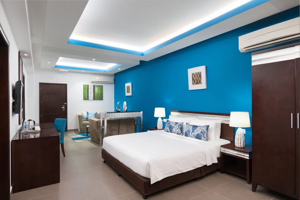 Deluxe Suite, 1 King Bed | Beach/ocean view