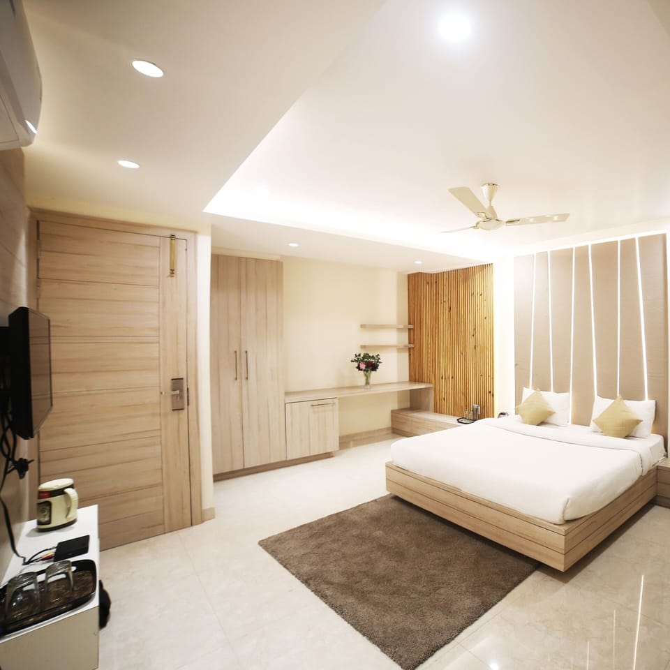 Royal Room | In-room safe, iron/ironing board, WiFi (free), individually decorated