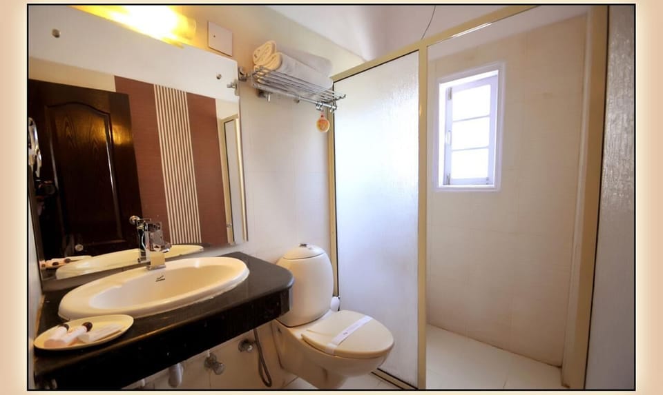 Shower, hydromassage showerhead, free toiletries, slippers