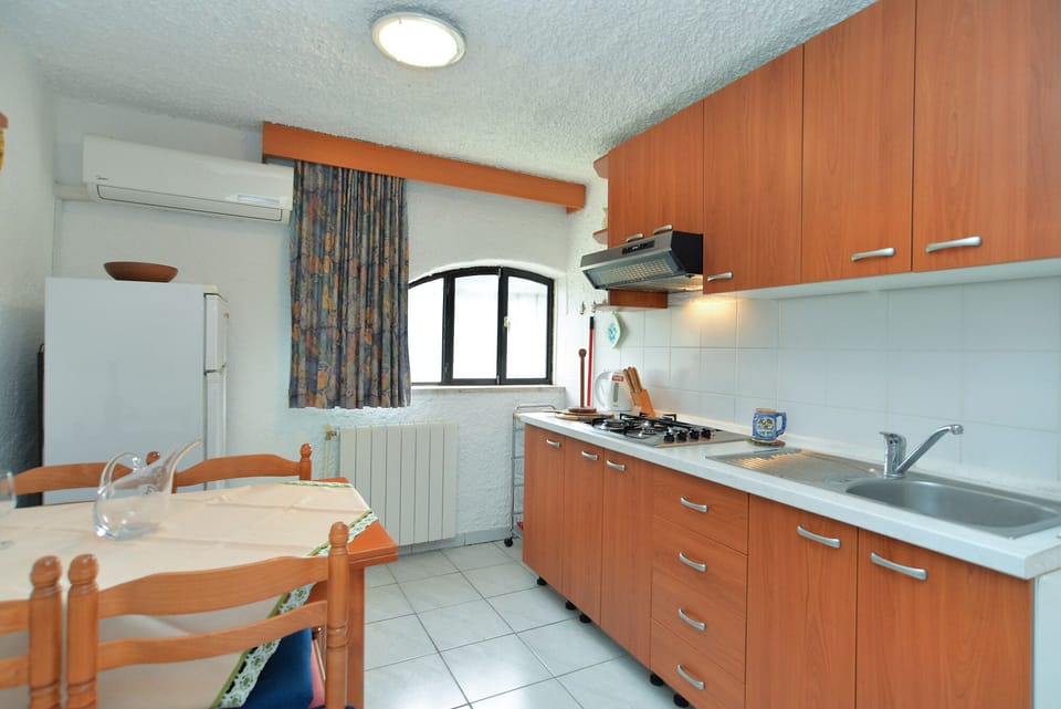Standard Apartment, 1 Bedroom (21027) | Private kitchenette | Fridge, microwave, stovetop, coffee/tea maker