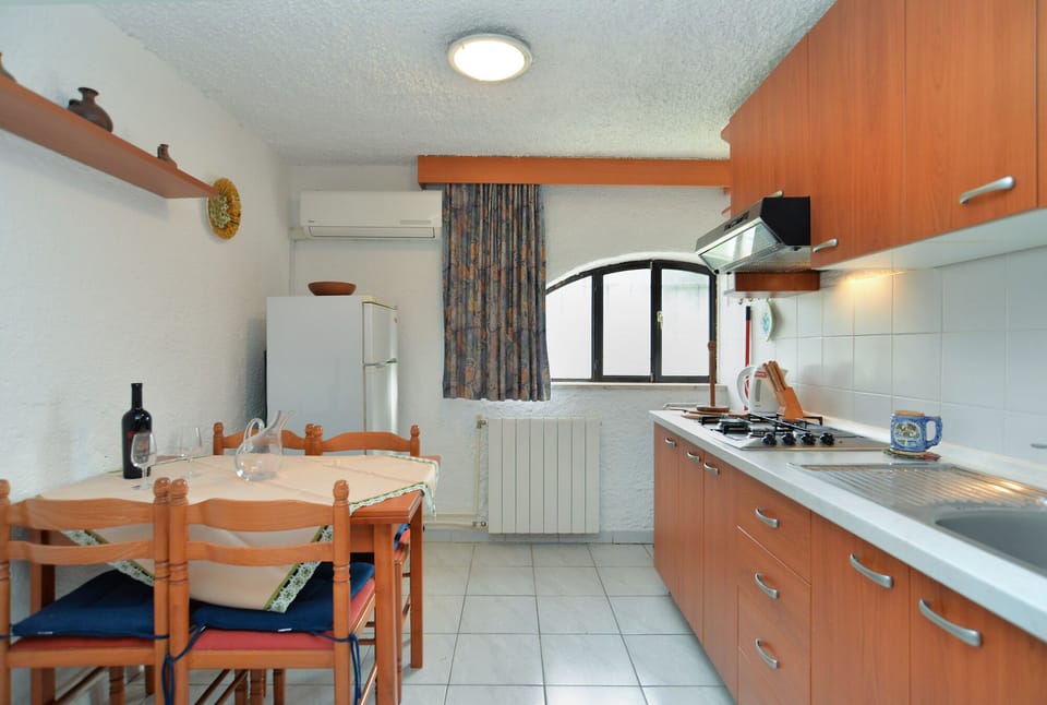 Standard Apartment, 1 Bedroom (21027) | Private kitchenette | Fridge, microwave, stovetop, coffee/tea maker