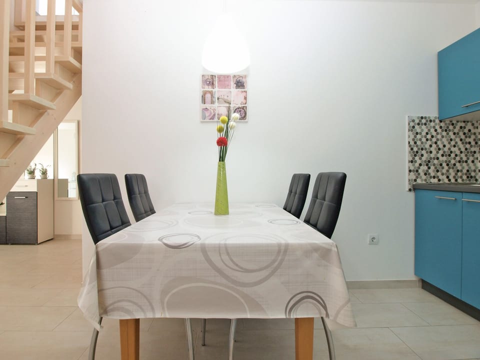 Standard Apartment, 1 Bedroom (21521) | In-room dining