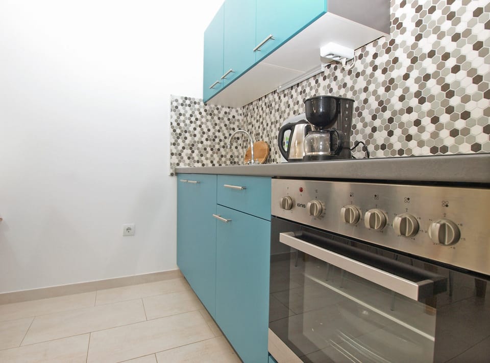 Standard Apartment, 1 Bedroom (21521) | Private kitchenette | Fridge, oven, stovetop, coffee/tea maker
