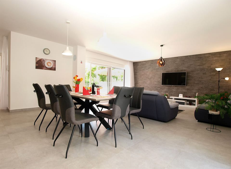 Standard House, 3 Bedrooms (22912) | In-room dining