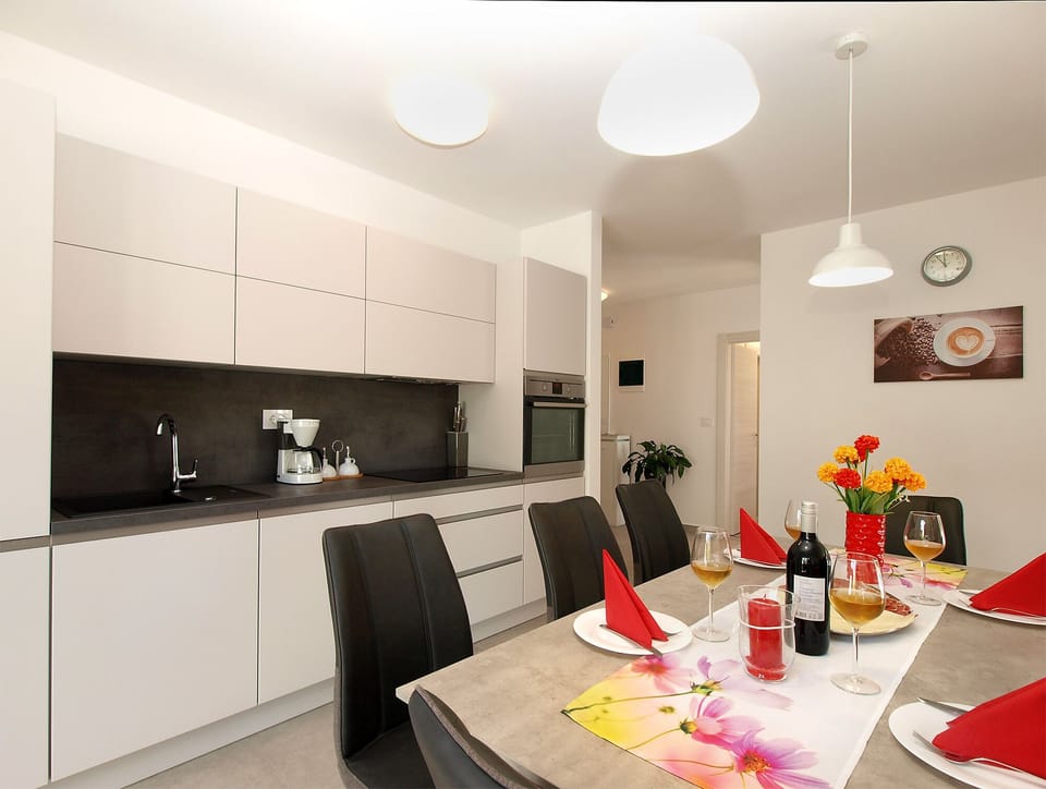 Standard House, 3 Bedrooms (22912) | In-room dining