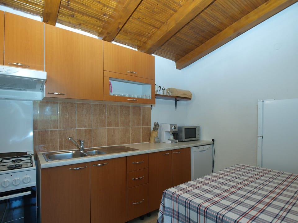 Standard House, 1 Bedroom (23738) | Private kitchen | Fridge, microwave