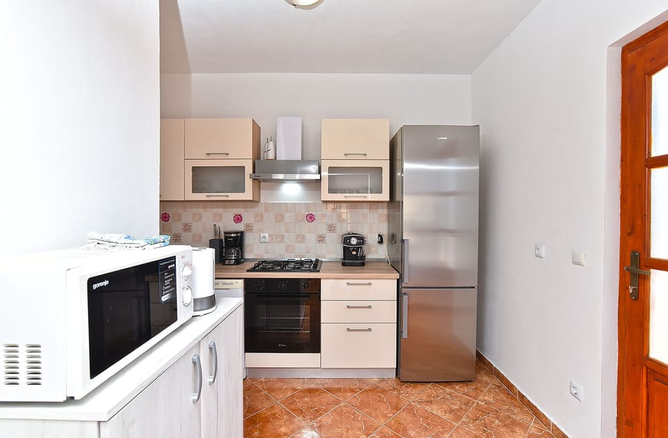 Standard House, 6 Bedrooms (25323) | Private kitchen | Fridge, microwave, oven, stovetop