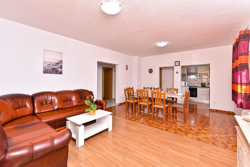 Standard House, 6 Bedrooms (25323) | Living area | TV