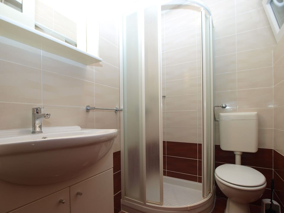 Standard Apartment, 1 Bedroom (26153) | Bathroom | Shower, towels