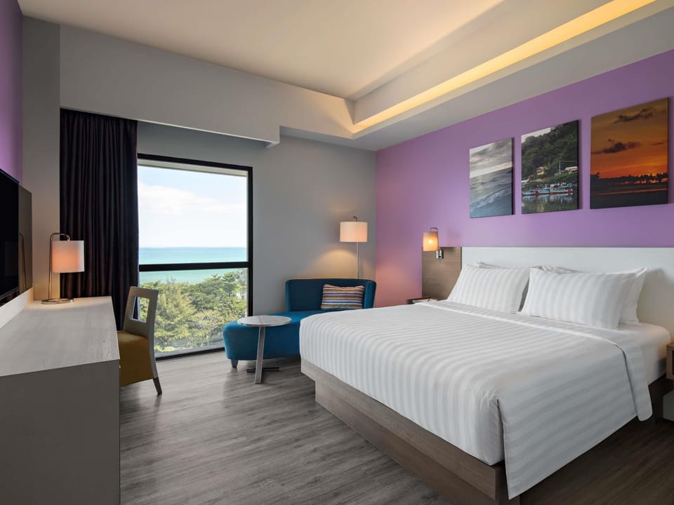 Deluxe Room, 1 King Bed, Ocean View | Minibar, in-room safe, desk, blackout drapes