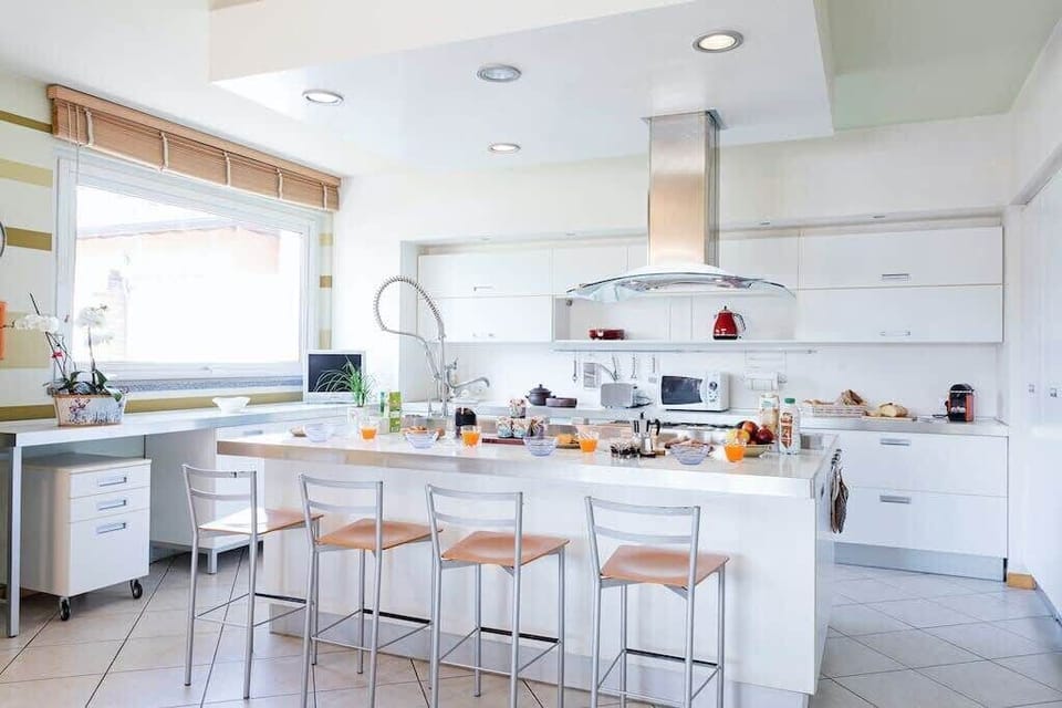 Kitchen with breakfast bar