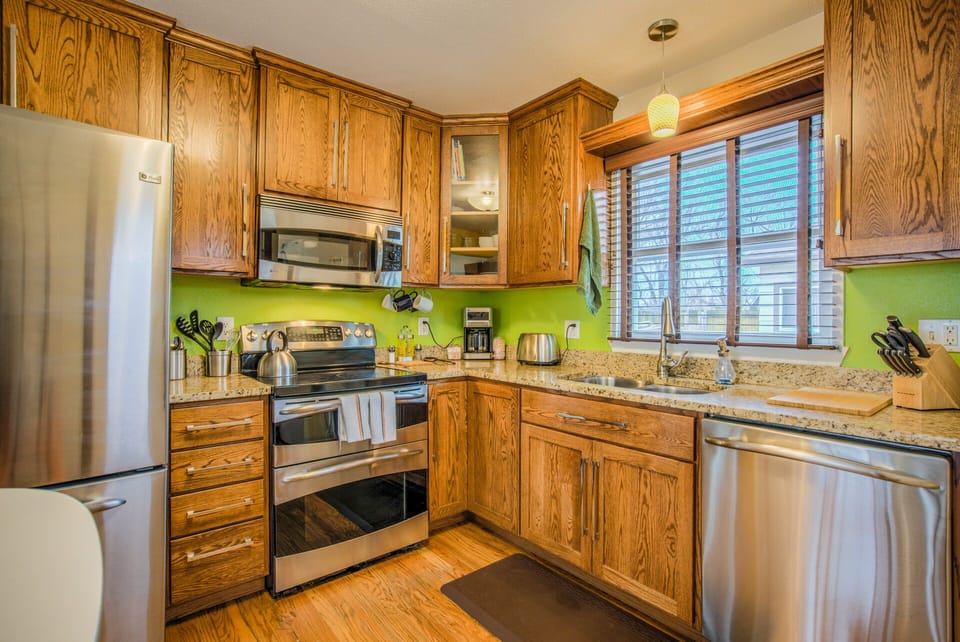 House (2 Bedrooms) | Private kitchen | Full-size fridge, oven, toaster, freezer