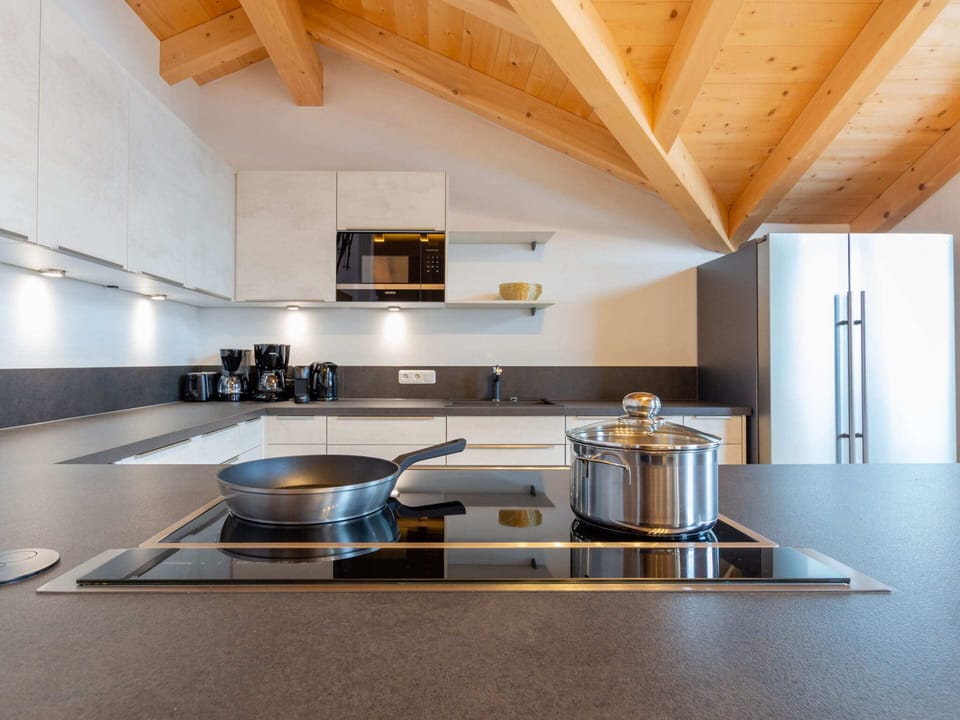 Chalet | Private kitchen | Electric kettle, highchair, cookware/dishes/utensils, dining tables