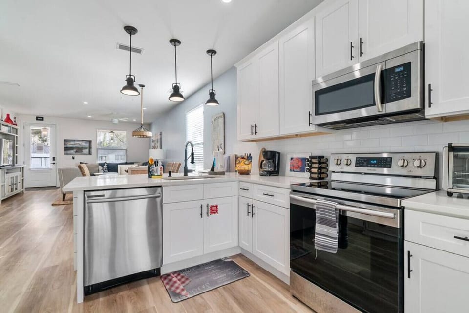 Clean and crisp. This kitchen is a pleasure to cook in!
