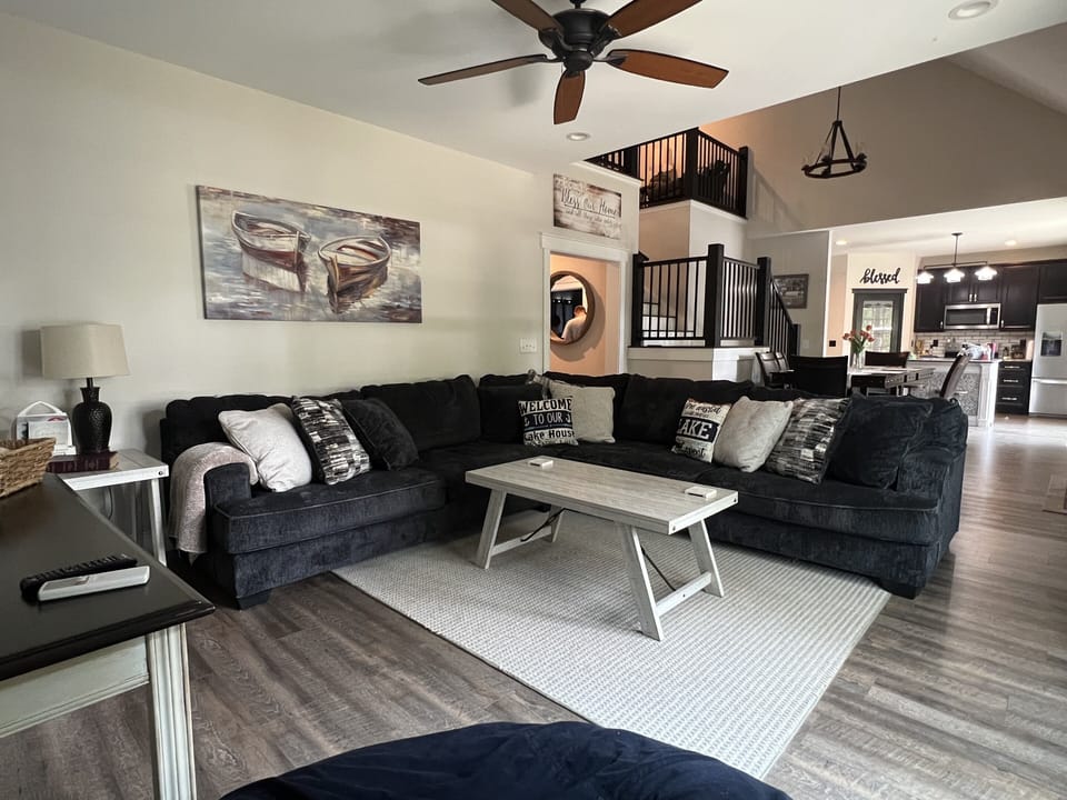 Spacious living room 