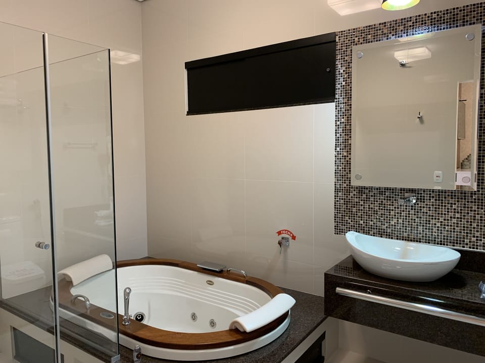 Jetted tub