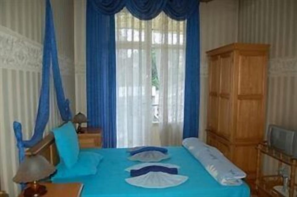 Individually decorated, desk, blackout drapes, free WiFi