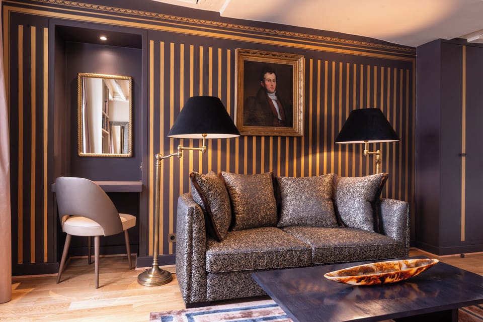 It is equipped with : king size bed (US), TV, diner table with two chairs...