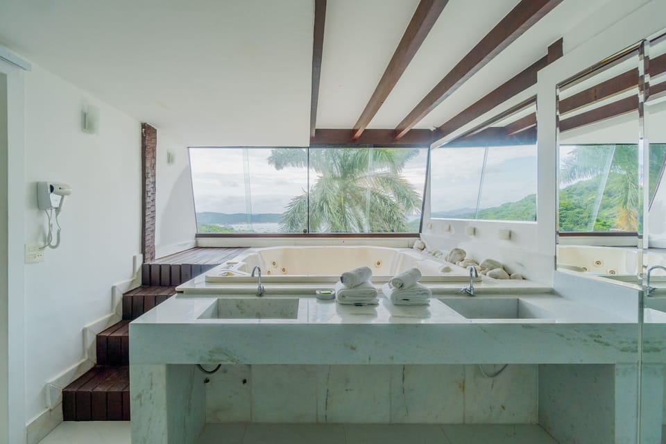 Presidential Suite | Bathroom | Shower, free toiletries, hair dryer, towels