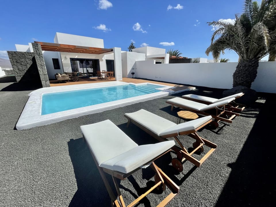 Private swimming pool heated by means of a heat pump
