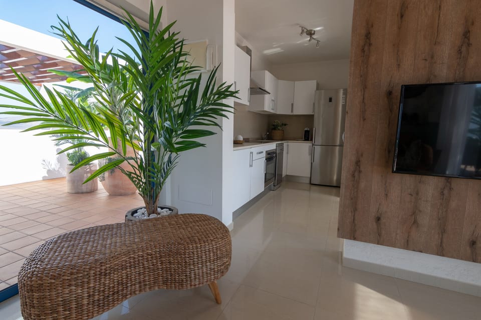 Living room with Smart TV, 42 inch HD with Netflix, Amazon Prime Video, Apple TV, HBO, Google Chromecast (you need to be a user to access the applications), satellite TV, air conditioning.