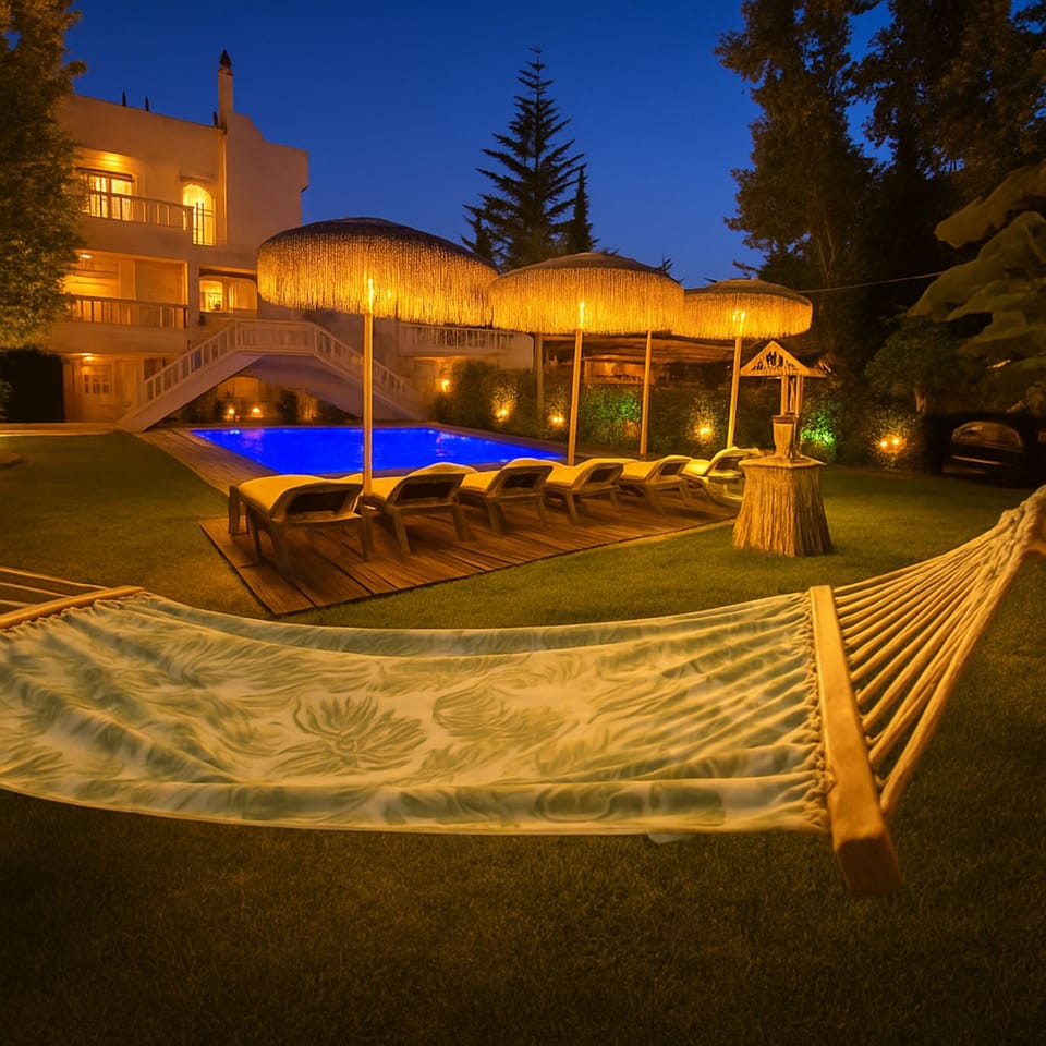 Relax in the garden hammock in the evening with a view of the pool.