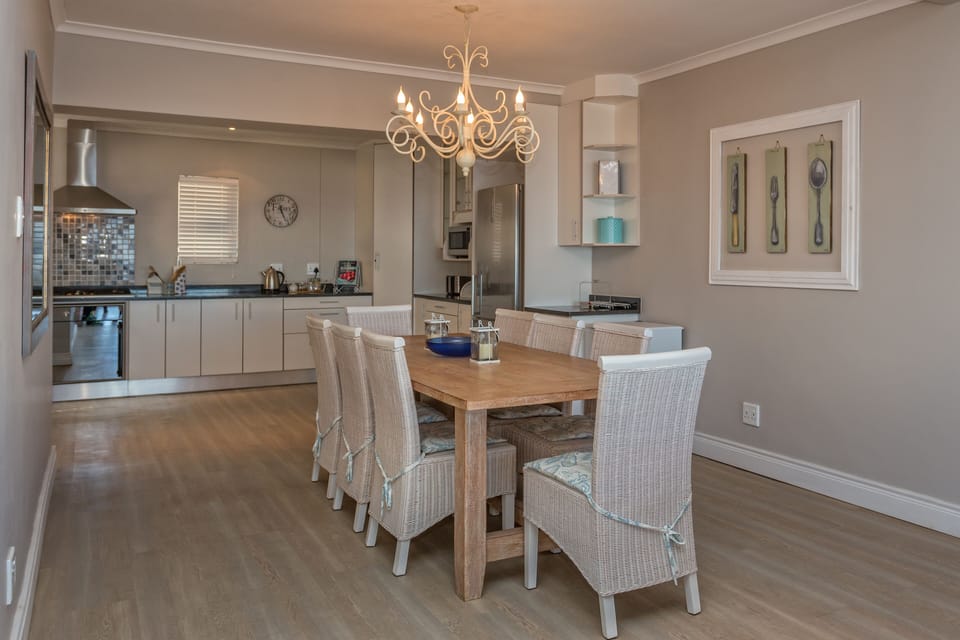 Dining Area open plan into kitchen