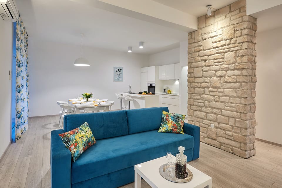 Open plan living/dining room with kitchen